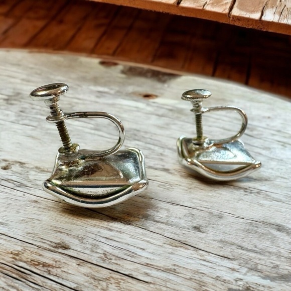 Vintage Butterfly Wing Screw Back Earrings - Picture 6 of 6